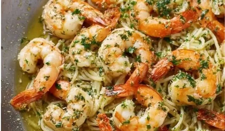 Delicious garlic butter shrimp scampi pasta dish ready to serve.